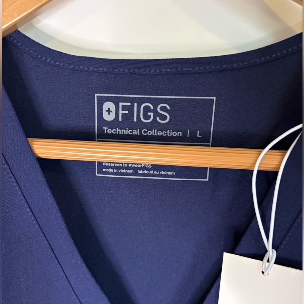 FIGS Casma Three-Pocket Scrub Top in Navy Blue Size Large NWT - Picture 3 of 11